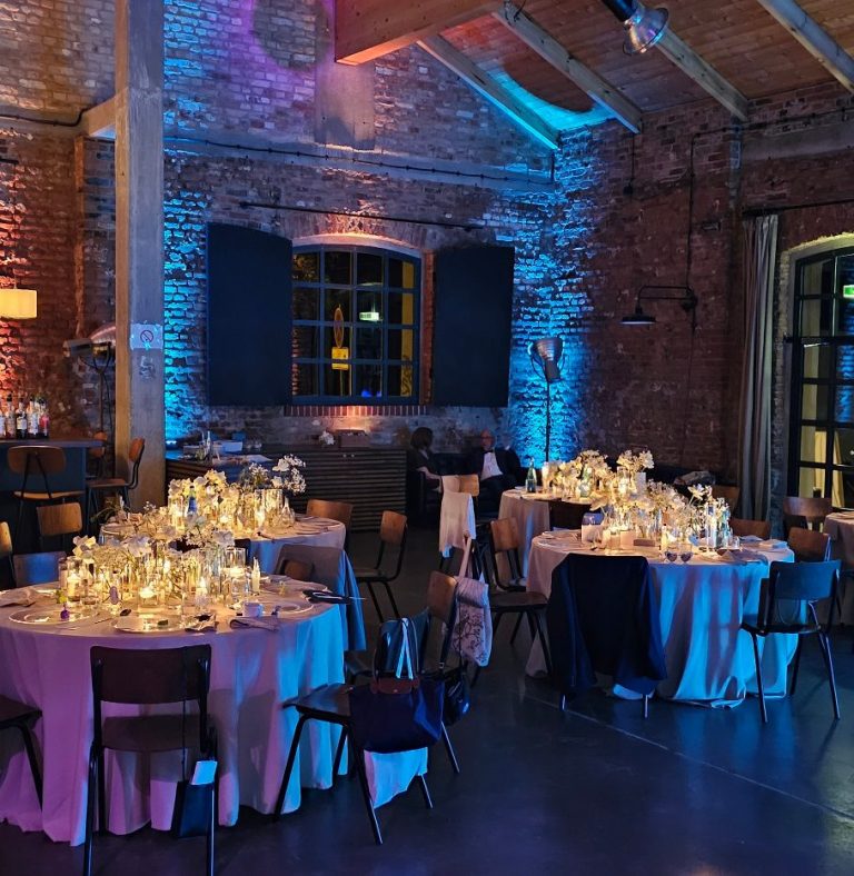 Eisengießerei Leipzig Elegante Veranstaltung mit festlich dekorierten Tischen in einem beleuchteten Raum.